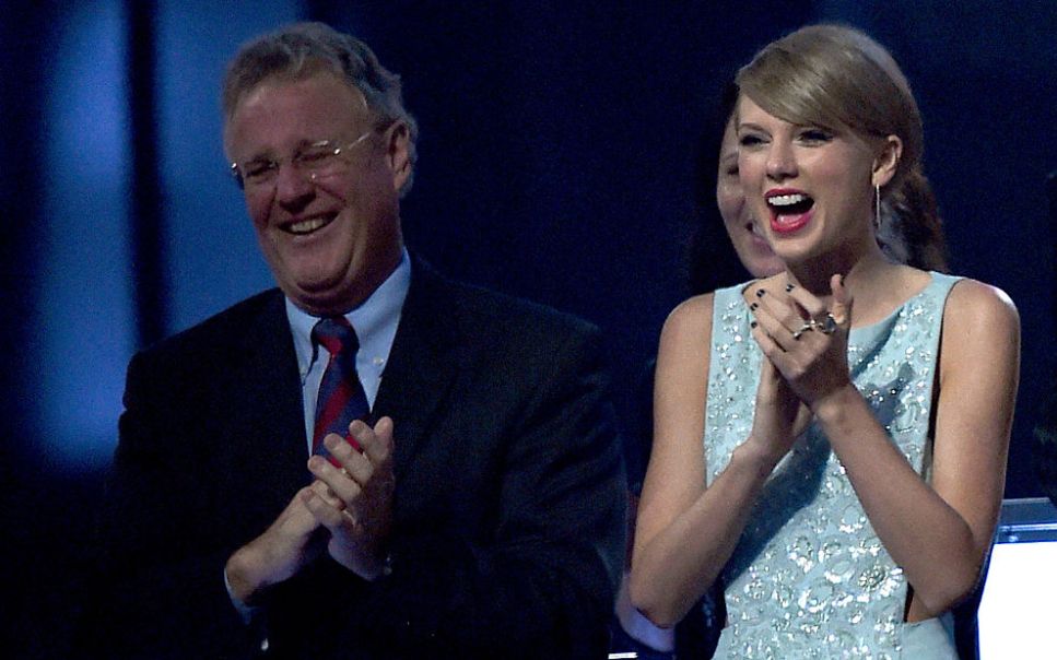 Tatăl lui Taylor Swift, acuzat de violență fizică. Scott Swift ar fi lovit un fotograf, &icirc;n Australia